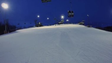 Snowboard ve Kayak insanlarla yolculuk