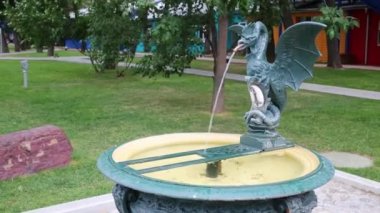 Küçük basilisk çeşme