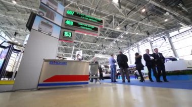 İnsanlar ve şehir ulaşım sergisinde işaretçiler 