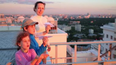 Anne ve çocuk uçak denize indirmek