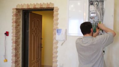 Alt paketleri ve kabloları giderir 