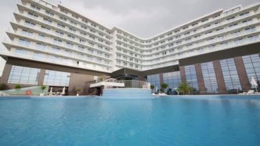 Otel yakınındaki boş havuza