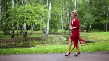 Kırmızı takım elbise giymiş genç kız