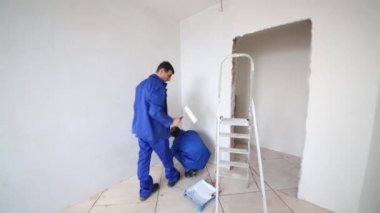 işçiler smear tutkal duvar odadaki