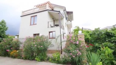 Yeşilliklerle çevrili konuk evi