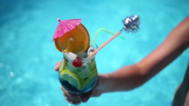 El tropikal kokteyl tutar