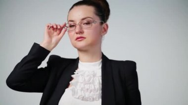 siyah elbiseli genç kadın 