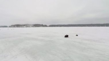 Adam quadrocycle çocuk çeker 