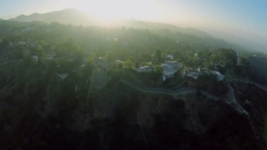 Hollywood Gölü yakınlarındaki tepedeki evler