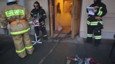 İtfaiyeciler dumanlı bina girişinde