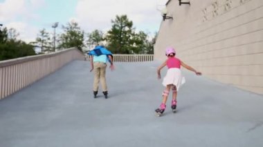 Yamaçta erkek ve kız paten 