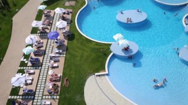  Turistlerin büyük Yüzme Havuzu