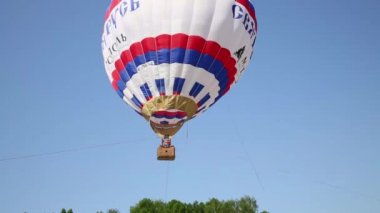 Hava balonu Sokolniki Park halatlar üzerinde
