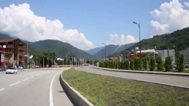 Dağlar arasında town yakınındaki yolda hareket