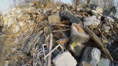 Yıkıldıktan sonra eski binanın kalıntıları 