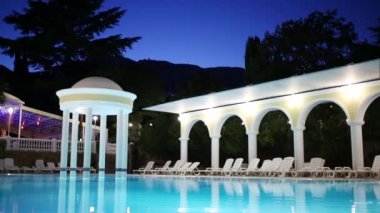 Şezlong ve rotunda boş Yüzme Havuzu