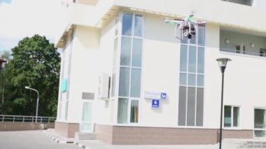 Quadrocopter kamera ile kumarhaneye karşı uçar