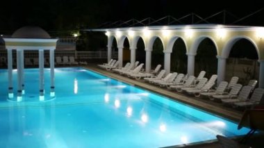 Şezlong ve rotunda boş Yüzme Havuzu 