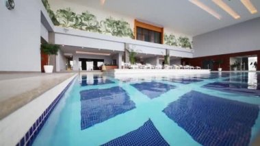 Havuz su dalgalanma ve şezlong güneş