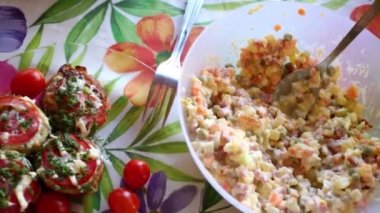 Tablo ile salata, sebze 