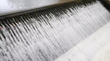 şehirde küçük şelale kanal
