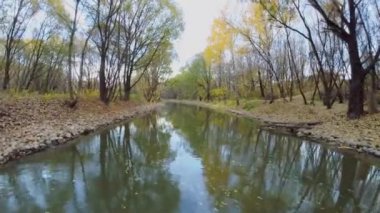 Düşen yaprakları ile Jauza nehri  
