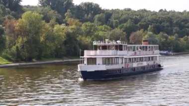 Boru yelkenli Nehri'ndeki modern gemi 