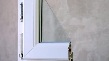 Pvc pencere ile beton duvar odadaki dönen örneği