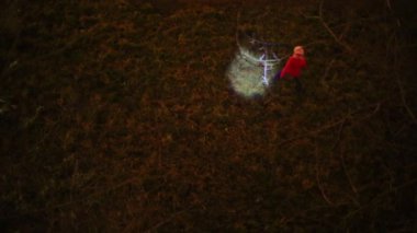 Işıkla oynayan kız 