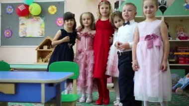 Sarılma ve odada poz altı çocuk 
