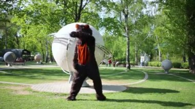 Aktör ayı takım elbise Giydir