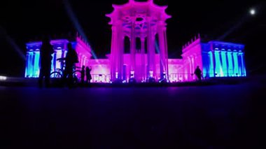 Köşkün yapısına yakın insanların siluetleri