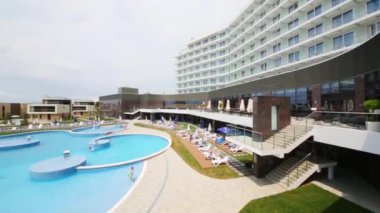  Turistlerin büyük Yüzme Havuzu