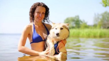 Köpek husky ile gülümseyen güzel kadın 