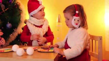 Mutlu çocuklar Noel ağacı yakın