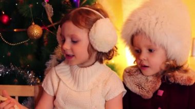 Noel ağacı yanında küçük kızlar 