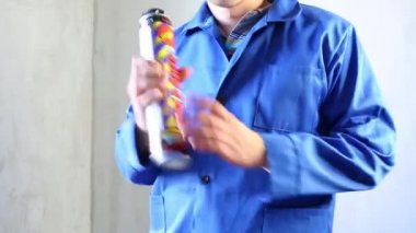 İşçi kartuş poliüretan köpük sallıyor