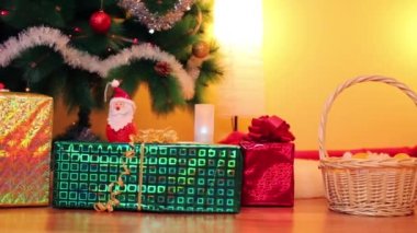 Noel ağacı, hediye kutuları ve sepetleri  