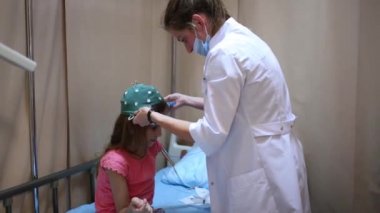 Doktor encephalography için özel kapak koyar