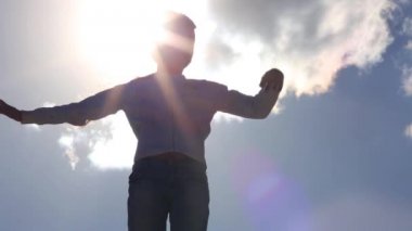 Güzel kız dansları ve gülümsüyor