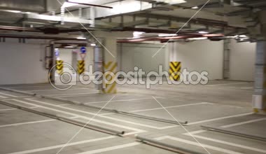 Boş geniş yeraltı otoparkı