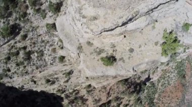 Üç adam kayada dinlen 