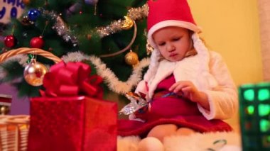 Noel Baba şapkalı küçük kız 