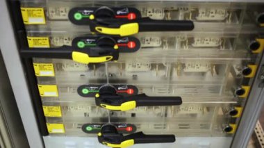 Şarj edilebilir pillerle elektrik kutusu dolu 