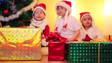 Küçük oğlan ve kız Noel ağacı yakınındaki