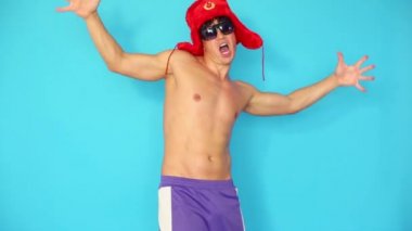 Dans ve şarkı yarı çıplak insan