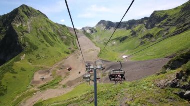 Füniküler yaz, dağlar arasında hareket