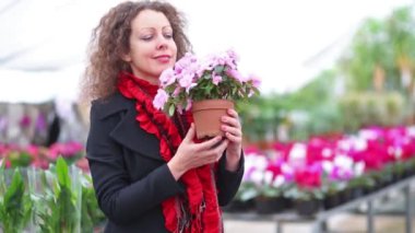 Güzel bir kadın tutarak pot 