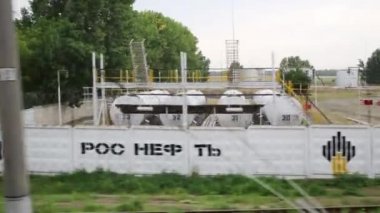 Bölge Rosneft forest yakınındaki büyük tanklar ile çit arkasında