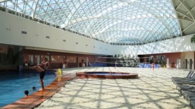 İnsanlar havuzunda Gorki Gorod alışveriş merkezi 